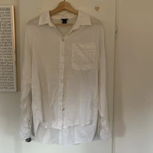 Vit linneskjorta från Lindex, stl xs  - Vit tunn skjorta i stl xs, aldrig använd men tvättad en gång i vit tvätt. Den är ganska stor i storleken