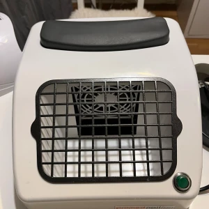 Nageldammsugare Promed Nailfan - Nageldammsugare från Promed, modell Nailfan, i vit plast med svart galler och mjuk armstödskudde. Perfekt för att hålla nagelbordet rent från damm vid manikyr och nagelförlängning. Utrustad med fläkt och enkel knapp för start.