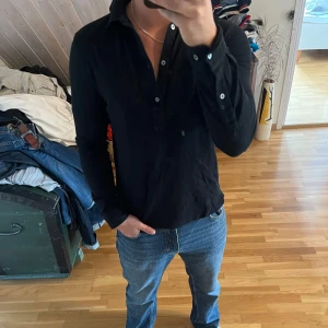 Långärmad piké J.Lindeberg - Långärmad piké från J.Lindeberg, sjukt snygg men lite för liten för mig. Storlek M sitter som en s/m 