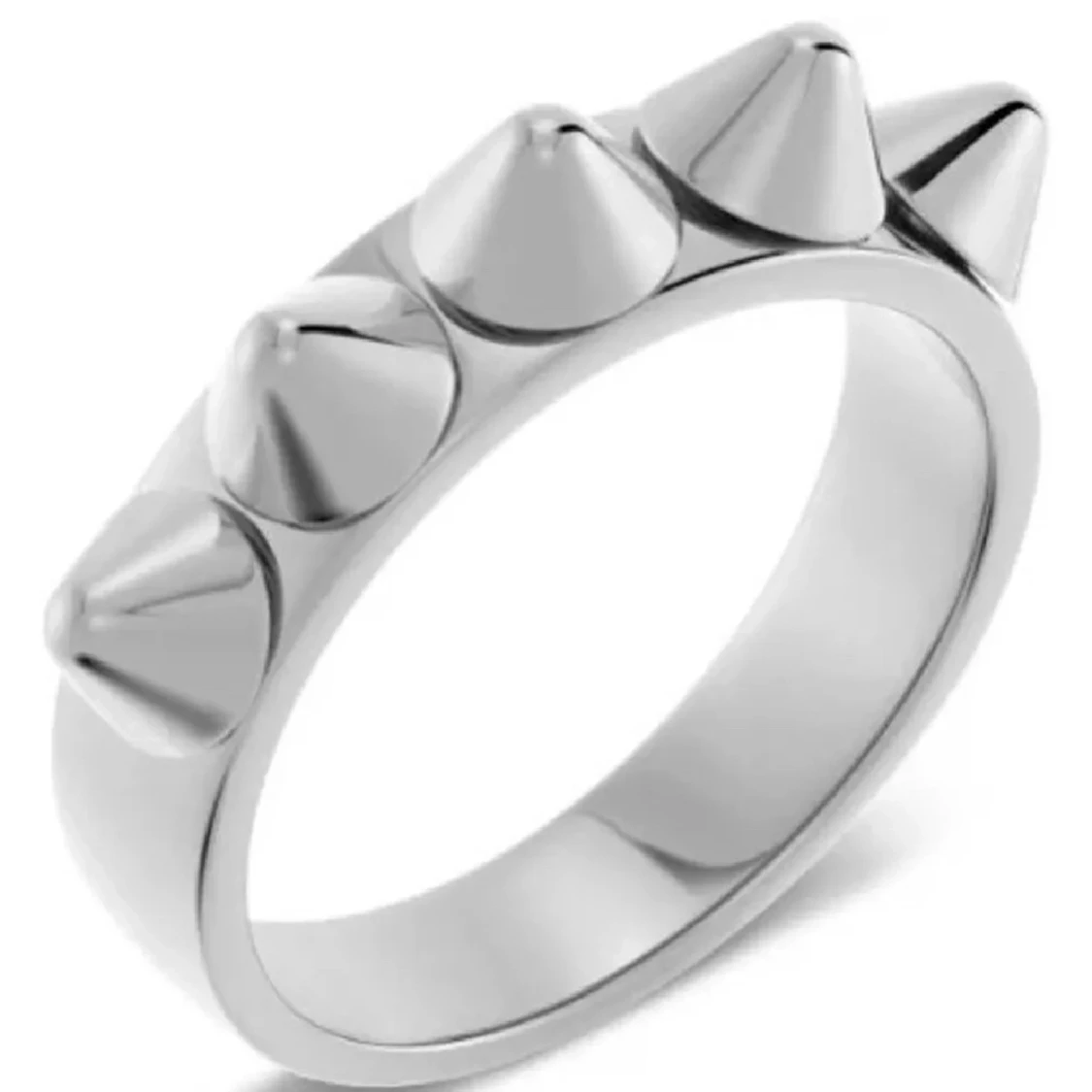 Silvrig ring med nitar