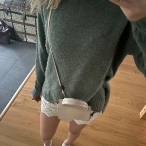 Stickad tröja - Super snygg grön stickad tröja från Vero Moda! Den är aningen nopprig längst ner vilket man ser på bilderna! 