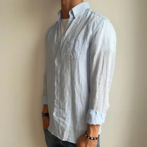 Ljusblå linneskjorta  - Riktigt skön linneskjorta från Massimo Dutti.  Passar perfekt nu på sommaren. Storlek S men passar även M. Mycket bra skick och knappt några tecken på användning!