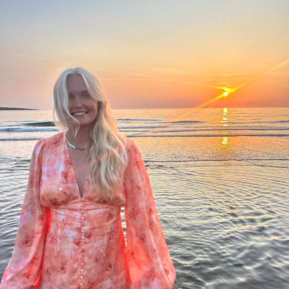 Blommig omlottklänning i rosa toner