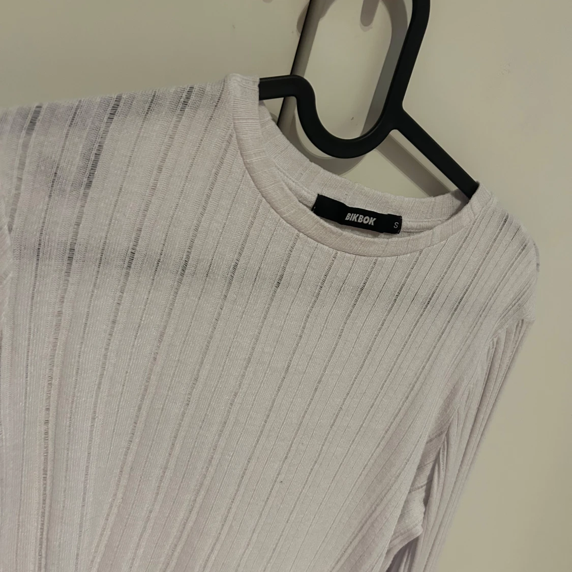 Vit ribbad tunnare tröja BikBok - 1