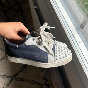  Louboutin sneakers  - Säljer mina Louboutin skor i storlek 38, de är väl använda och har en del defekter som man kan se på första bilden och även 1 pigg som gått av ( sista bilden)  🩷