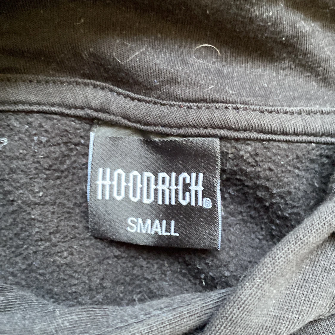 Svart HOODRICH hoodie med röd logga - 2