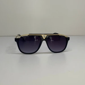 Lv Solglasögon  - Sommarens hetaste solglasögon för män och för fräschare stil. Det finns flera inne,  skriv ifall ni funderar eller är intresserade av att köpa. It använda.