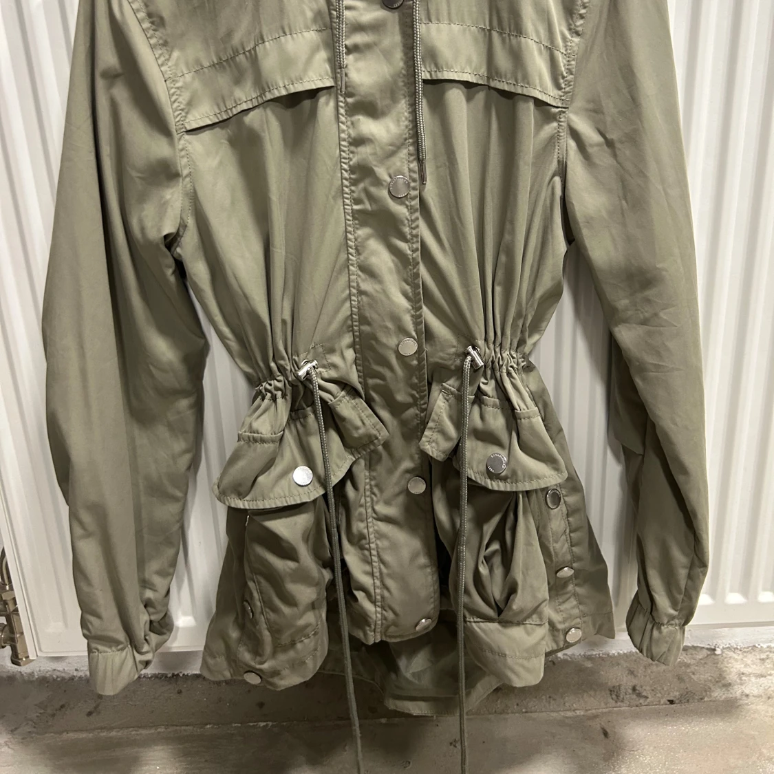 Militärgrön parkajacka med huva och snörning - 1