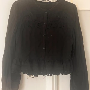 Blus - Snygg tunn blus i svart med knappar hela vägen ner. Resår vid ärmslutet. Skick 9/10. 