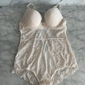 H&M body  - super snygg body från H&M endast testad! Inbyggd bh och öppen i ryggen 🥰