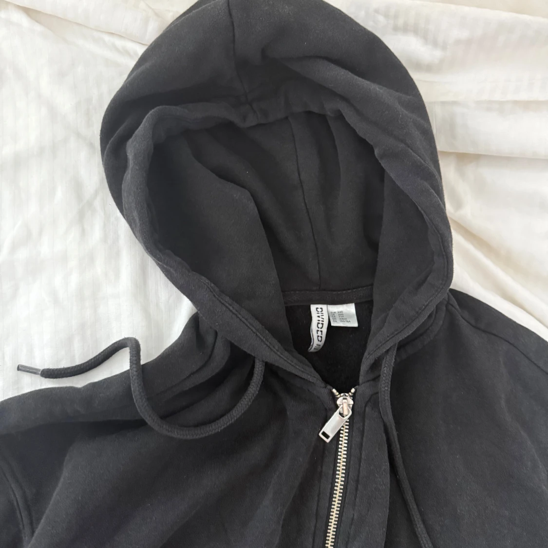 Svart hoodie med dragkedja  - 2