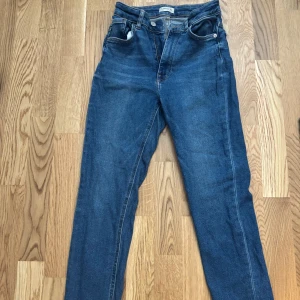 Blå jeans från Lindex - Klassiska blå jeans från Lindex med normal passform. Jeansen har en rak siluett och är tillverkade i ett mjukt denimtyg som känns bekvämt hela dagen. Perfekta till sneakers eller boots. Hör av dig om du har några frågor eller vill ha fler bilder! 