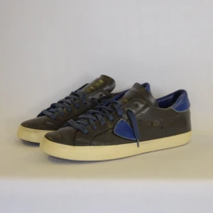Philippe Model sneakers  - PHILIPPE MODEL SNEAKERS  Storlek : 43  Passform : Lite större  Användning : Skorna är i ett fint skick utan tydliga defekter  Nypris : Cirka 4000SEK