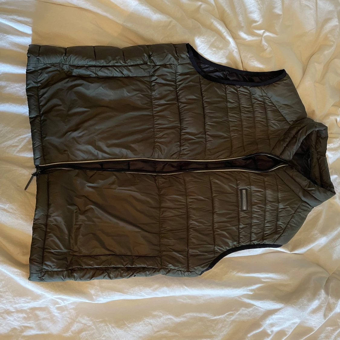 Svart quiltad dunväst med dragkedja