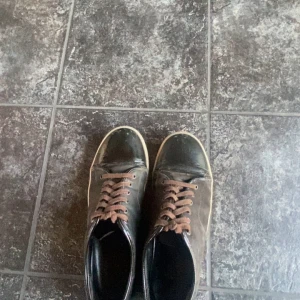 Bruna lanvins - Snygga bruna lanvin skor med bruna snören och vit sula. Perfekta för en avslappnad stil. Skorna har en klassisk design med rund tå och är tillverkade i syntetmaterial. Väldigt slitna och använda. Bara att skriva om du vill ha fler bilder eller övriga funderingar. Självklart äkta! Priset är diskuterbart.