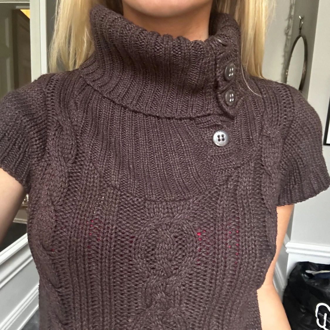 Brun stickad tröja med knappar - 2