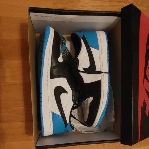 Jordan 1 (nya) - Ett par fräscha Jordan 1. Helt nya! Nypris 1300. Boxen och extra snören ingår! 🤩