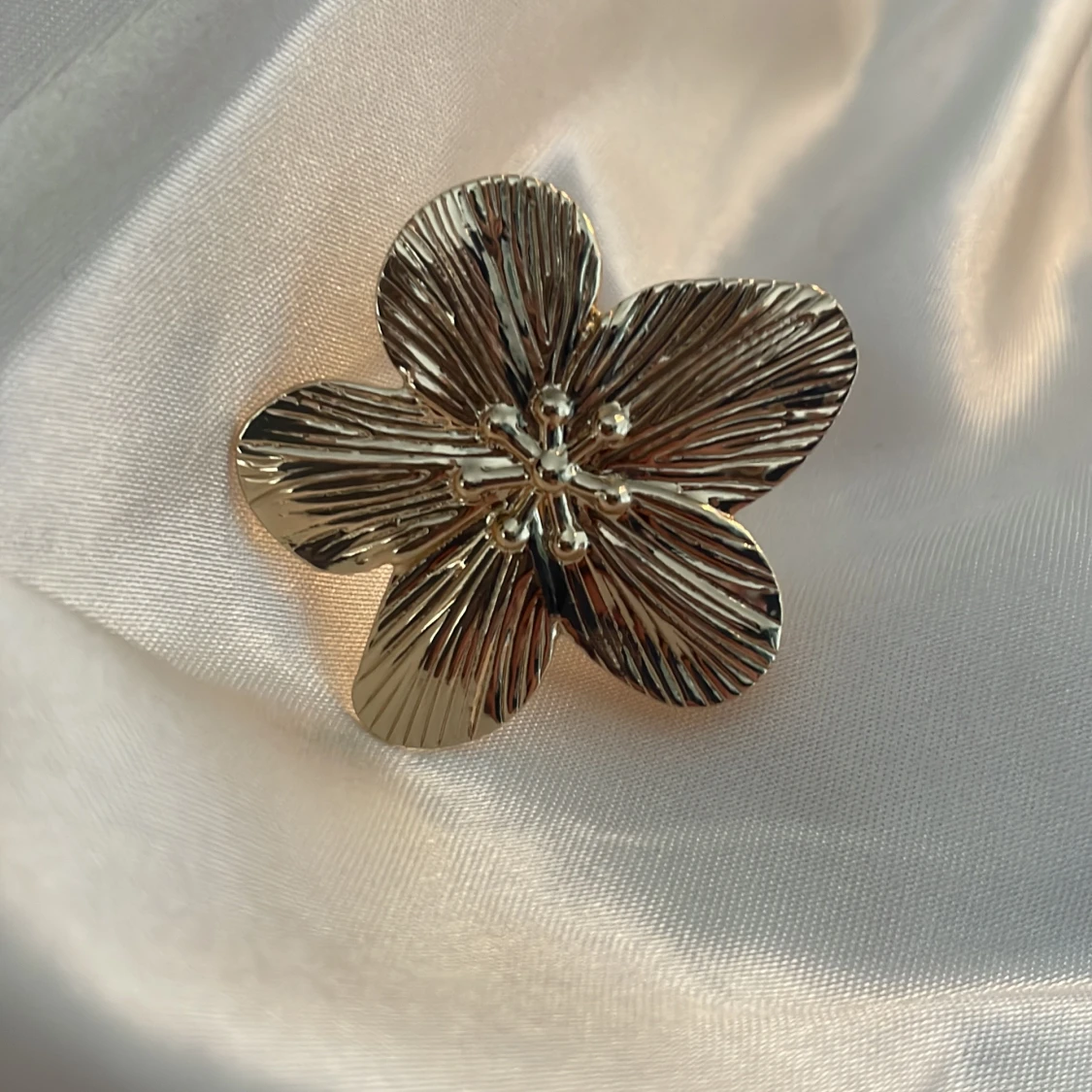 Guldfärgad blomformad ring - 3