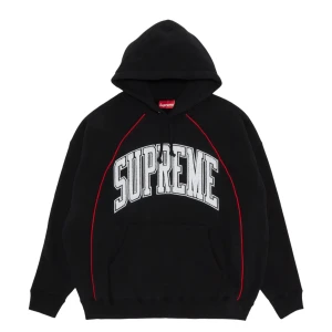 Supreme hoodie  - Säljer en svart hoodie från Supreme med vit text och röda detaljer. Den har en stor logga framtill och siffran 94 på baksidan. Perfekt för streetwear-stilen. Den är helt clean och ny köpt dock kvittot tappade jag bort så därför säljer jag den för billigare en original priset