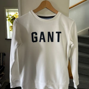 Vit långärmad tröja från GANT -  Stilren vit långärmad tröja från GANT. Använd men som ny i skicket.
