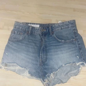 Blå jeansshorts från Zara - Säljer ett par snygga blå jeansshorts från Zara. De är ganska högmidjade med fransiga kanter. Jag brukar vika ner dem men det gör man ju som man vill. Använda ca 3 gånger och passar folk med även stl XS/S som jag har. Pris kan diskuteras!!!