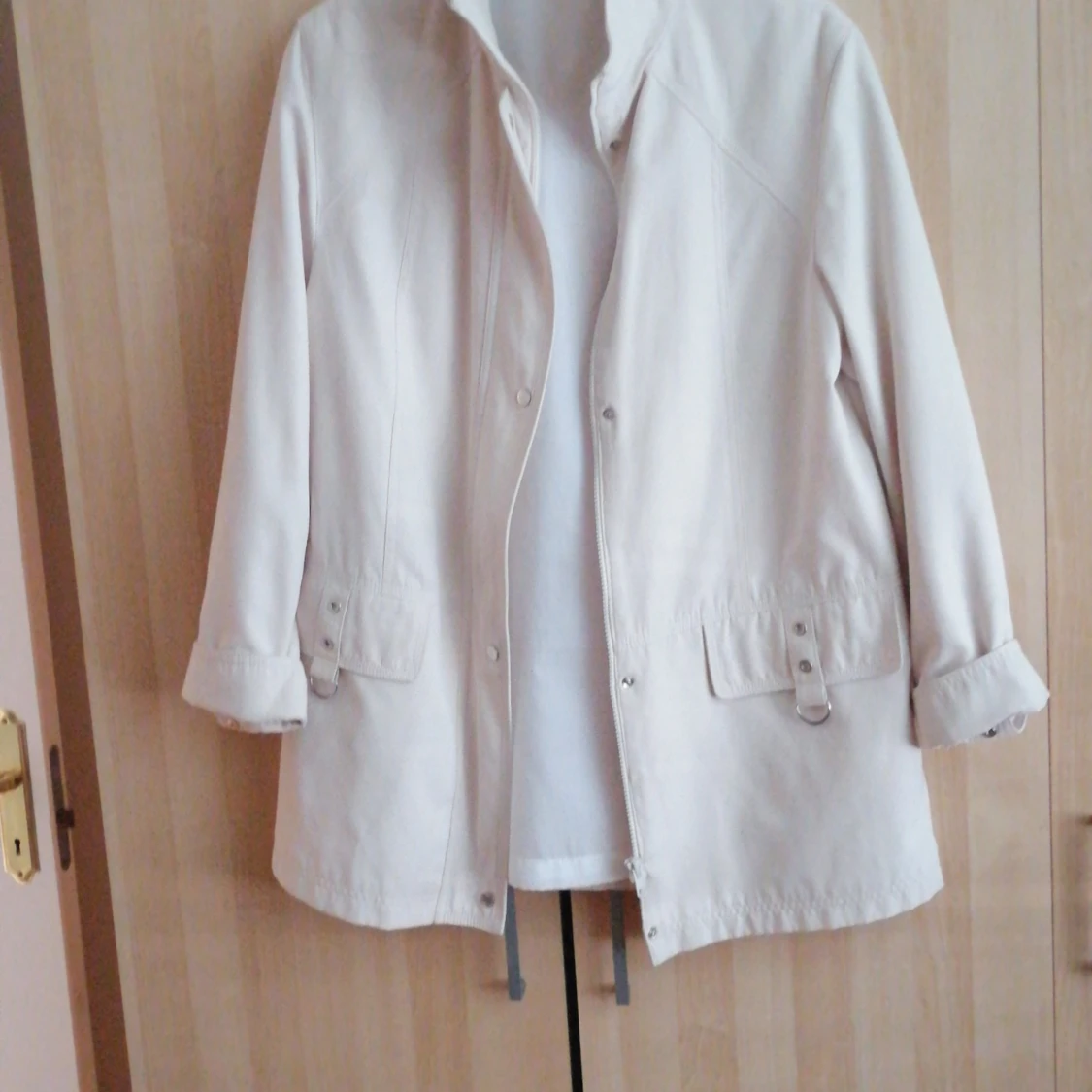 Beige kappa med knappar - 3