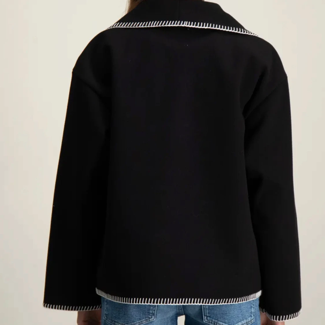 Svart kavaj med kontrastsömmar - 2