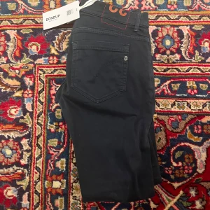 Dondup jeans - Svarta goa dondup jeans i strl 32. Lite skönare unik färgkombination och ett par byxor som sitter helt grymt!