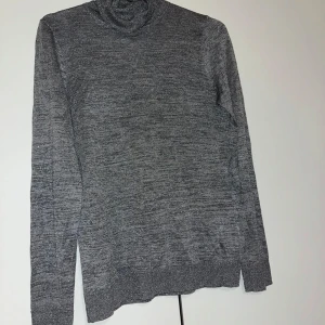 Poolopaita - Naisten poolopaita koko xs. Kaikai n 40cm, pituus n 59cm. Kissatalous, Mikäli hinta ei miellytä tarjoa rohkeasti. Katsothan myös muut ilmoitukseni