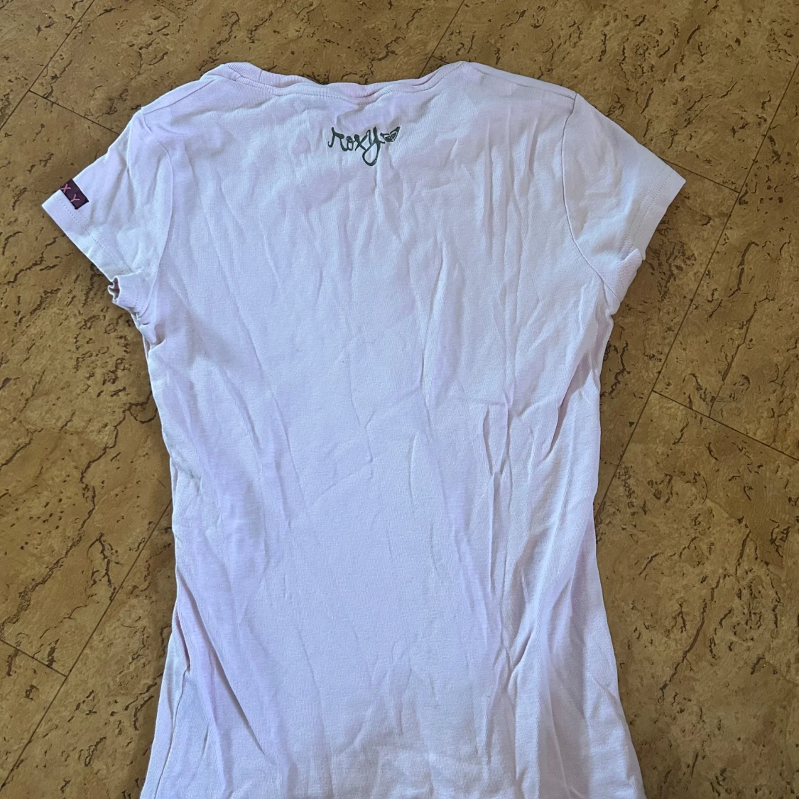 Ljusrosa t-shirt med tryck från Roxy - 1