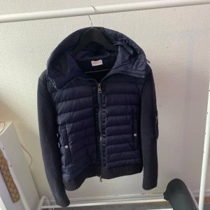 Mörkblå jacka från Moncler - ”Går gärna med på byten mot andra feta jackor ”Säljer en fett marinblå moncler cardigan ÄKTA den har används sparsamts i några månader men har tröttna på den  storlek M jag brukar vanligtvis använda s men den här passar perfekt till hösten 