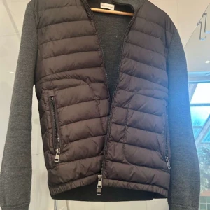 Moncler Cardigan - Moncler Cardigan/Jacka I super fint skick! Sparsamt använd utan defekter. Storlek small!  Köpt av TikTok Allé. Passar upp till ca 175cm och 65kg