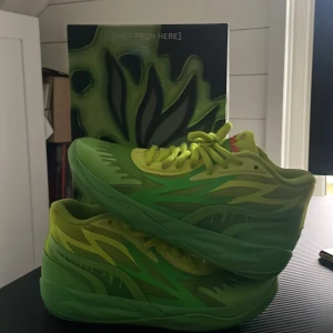 Mb.02 basketskor  - Puma X Lamelo Ball skor i storlek 38,5. Ganska bra skick, inte använt många gånger. Säljer dom då jag vuxit ur dom. (Pris diskuteras i chatt)