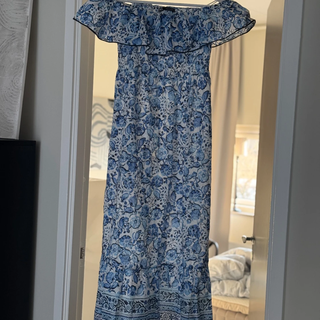 Blåvit blommig långklänning