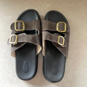 Tofflor  - Snygga och sköna tofflor perfekta till sommaren.☀️☀️