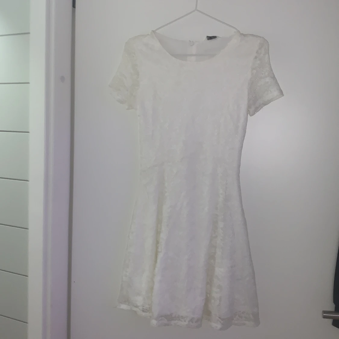 Vit spetsklänning med korta ärmar