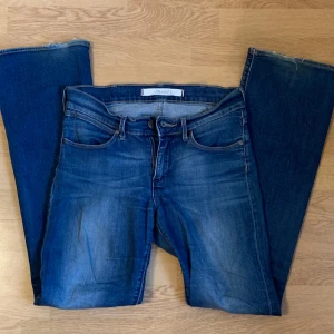 Blå jeans med bootcut - Jeans ifrån Wrangler! Dem har en regular waist och slim boot. Det står ingen storlek men jag uppskattar S! Dom är lite långa på mig som är 162cm. Midjemått: 35cm rakt över. Innerbenslängd: 78cm