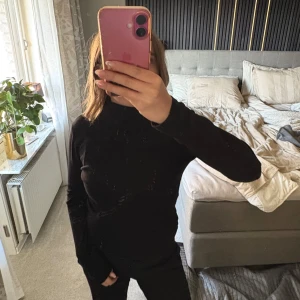 Svart polotröja från Supre - Säljer en stilren svart polotröja från Supre. Tröjan är ribbad och har långa ärmar! Den är i storlek XS och passar utmärkt till både finare tillfällen samt vardagliga💗💗