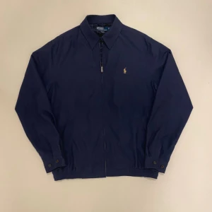 Ralph Lauren Herrington jacka - Marinblå polo Ralph Lauren Herrington vår jacka, Storlek L Mycket bra skick Pris kan diskuteras Skriv vid minsta fråga eller fundering💯🤝