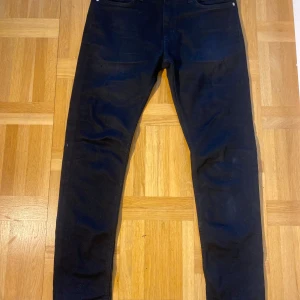 Svarta jeans från Hugo 🇸🇪🌟 - Snygga svarta jeans från Hugo med en klassisk design. De har en normal passform och är tillverkade i ett slitstarkt material. Perfekta för en stilren look.