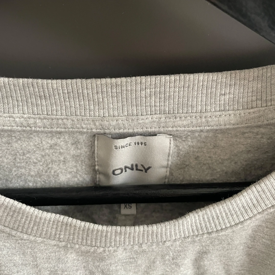 Collegetröja med lite ballongärm  - 2