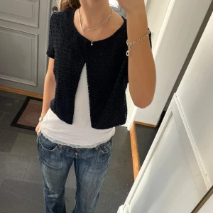 Mörkblå bolero - Blå kortärmad bolero/kofta från H&M i storlek M, skulle säga att den även passar S. Fint skick. Använd gärna köp nu!