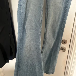 Blå jeans bootcut - Snygga blå jeans från 157 med bootcut-stil. De har en klassisk femficksdesign och en dragkedja med knappstängning. Perfekta för en avslappnad look. Dessa är låg midjade och är i storlek Xs.