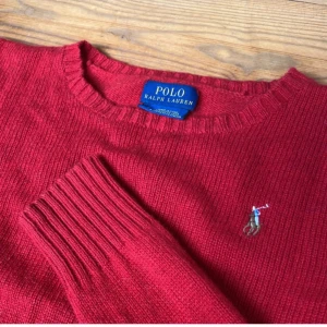 Röd stickad tröja från Ralph Lauren - Säljer en snygg röd stickad tröja från Ralph Lauren med rund halsringning, skriv jättegärna om ni vill veta något mer!!