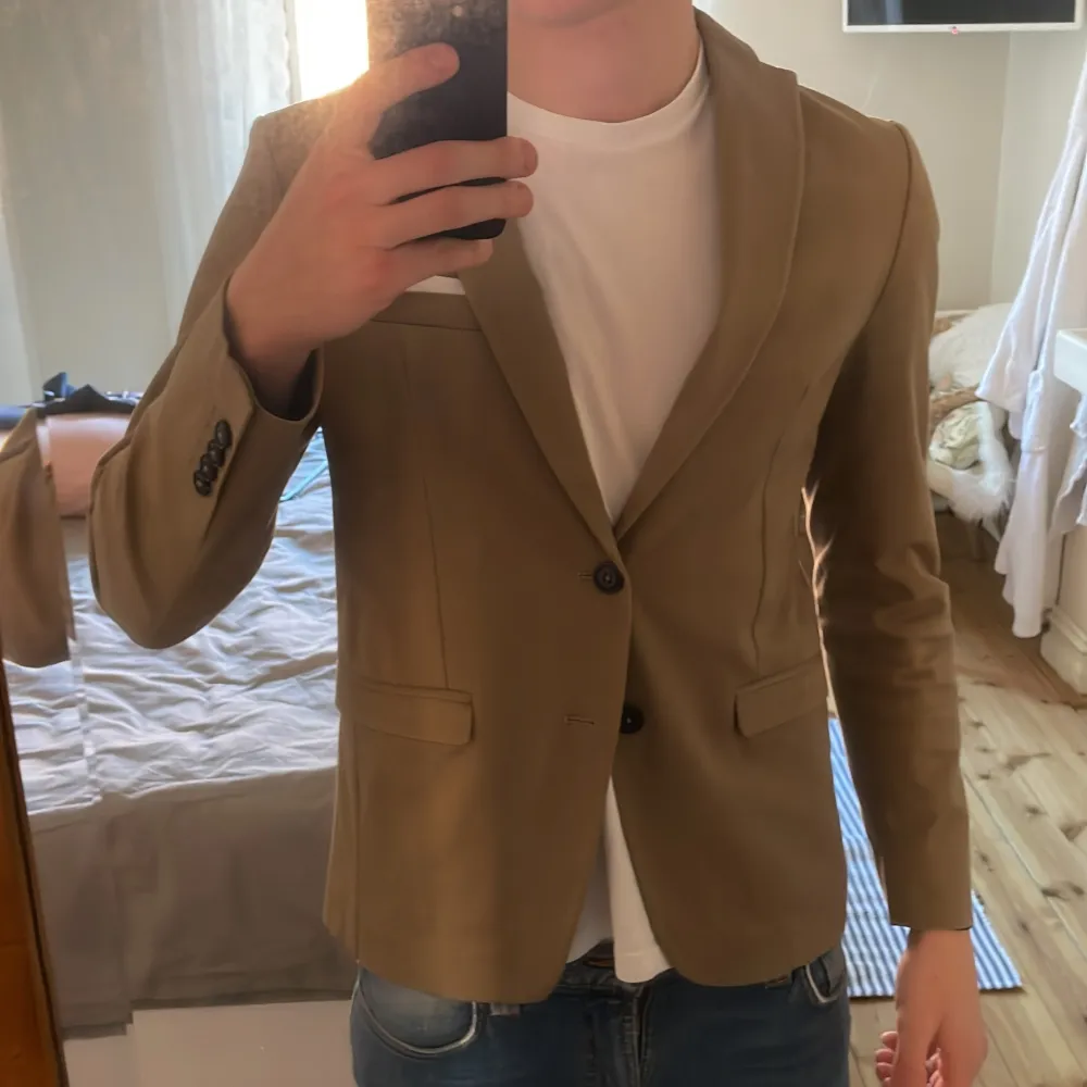Beige kavaj från Zara i fint skick. Storlek S, på bilden är jag 183cm och väger 73kg, den är lite liten enligt mig.. Puvut & Bleiserit.