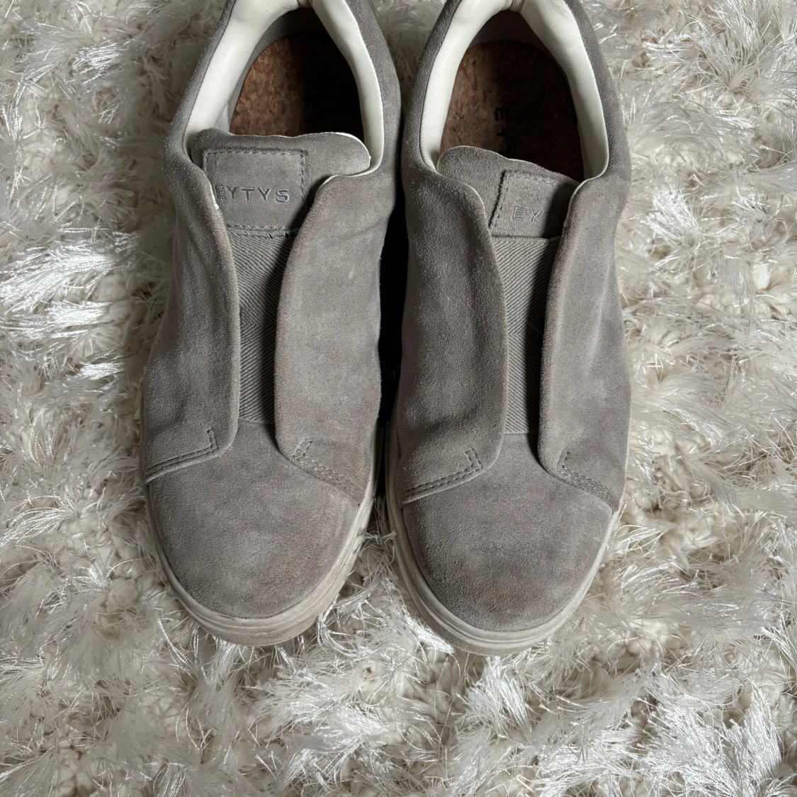 Grå sneakers från ETYYS