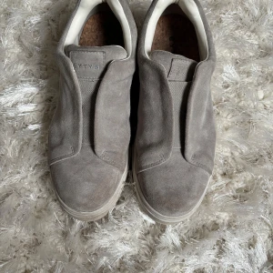 Grå sneakers från ETYYS - Snygga grå sneakers från ETYYS i mocka med en stilren design. 