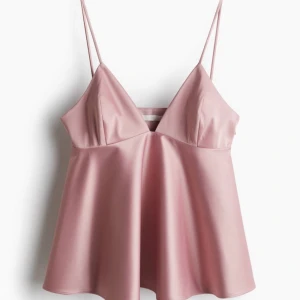 satintopp - Säljer denna superfina satintopp från hm, helt slutsåld o nypris 249kr, aldrig använd 🩷🩷står ingen storlek men gissar på S. 