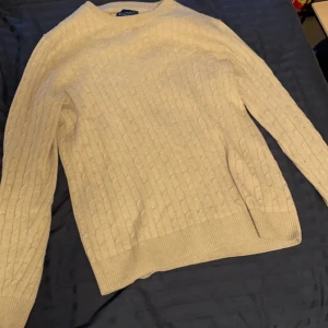 Beige stickad tröja från Bondelid - Säljer en stilren beige stickad tröja från Bondelid. Tröjan har ett klassiskt flätmönster och långa ärmar. Perfekt för dom vill ha nån lite varmare plagg nu till våren. Köpt för 699 direkt ur butik. Pris kan diskuteras vid intresse!😁