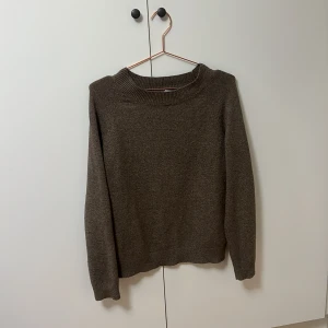 Brun stickad tröja - Säljer en mysig brun stickad tröja med rund halsringning. Den är från ONLY❤️
